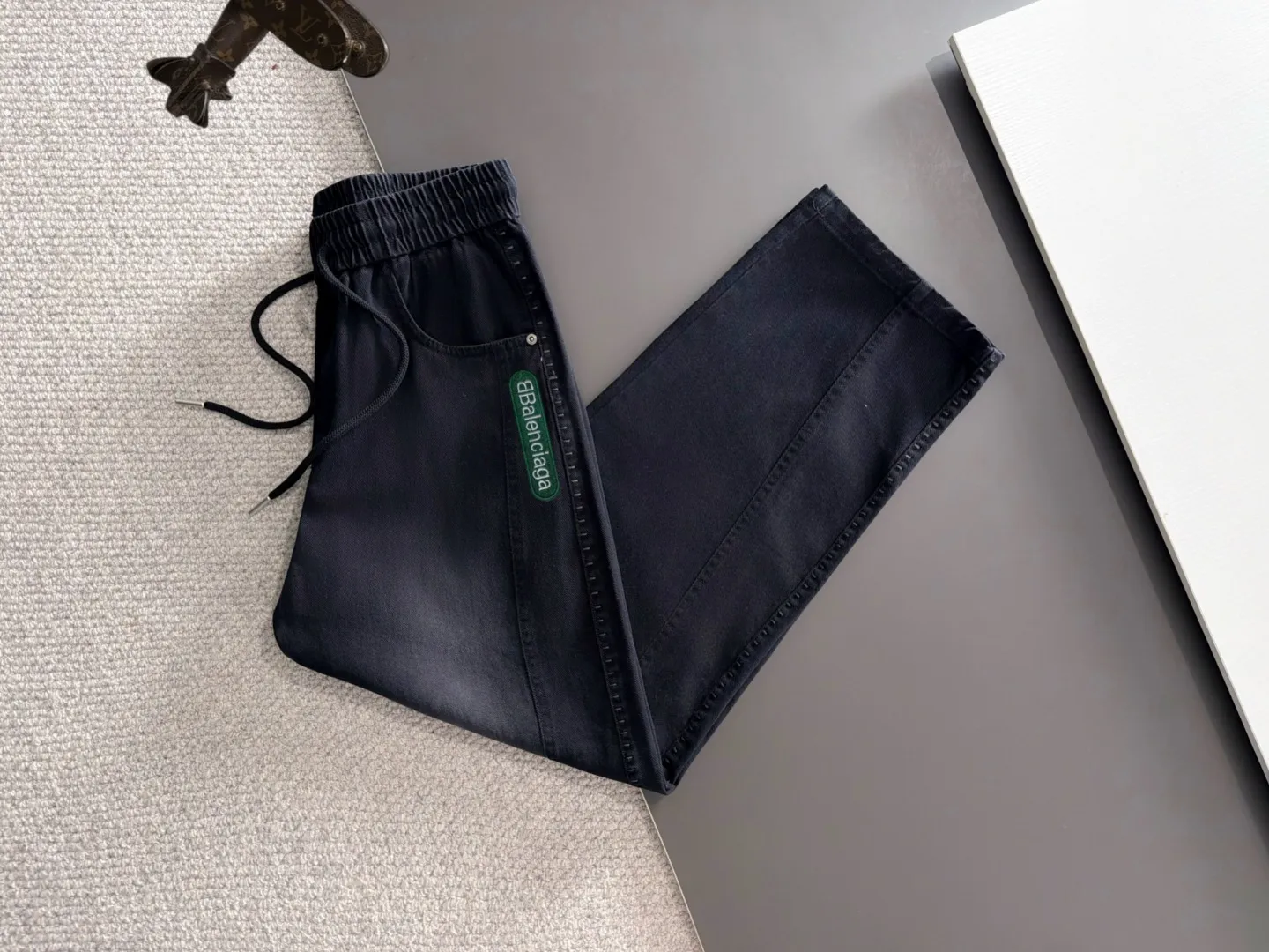 Balenciaga Fall/Winter 2026 New Arrival elastic casual pants are shipped the next day. The custom-made fabric at the counter has a high degree of comfort, impeccable details, and the design concept of the brand elements reflects high quality. The hand feels delicate and soft! Casual cuts and awesome upper body! Sizes: S-3XL